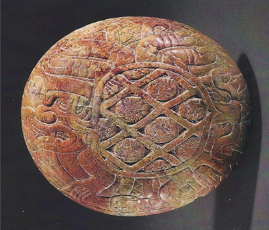 Plato con representación de un ser humano en forma de araña de carga cabezas humanas sobre la espalda. Imagen: Chavín, 2015: 222