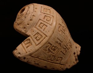 Chavín de Huantar: pututo con decoración tallada.  Imagen: Chavín, 2015: 338 