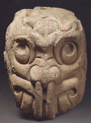 Chavín de Huantar: cabeza clava trasmutada en un ser trascendente. Desde la nariz destila la mucosidad asociada al consumo de alcaloides por aspiración.  Imagen: Chavín, 2015: número 117 